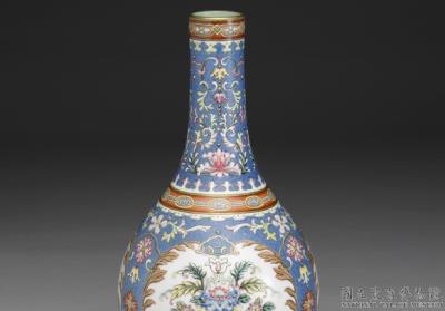 图片[2]-Gall-bladder vase in yang-ts’ai enamels with incised blue ground pattern of flower brocade and band décor 1742 (Ch’ien-lung reign)-China Archive